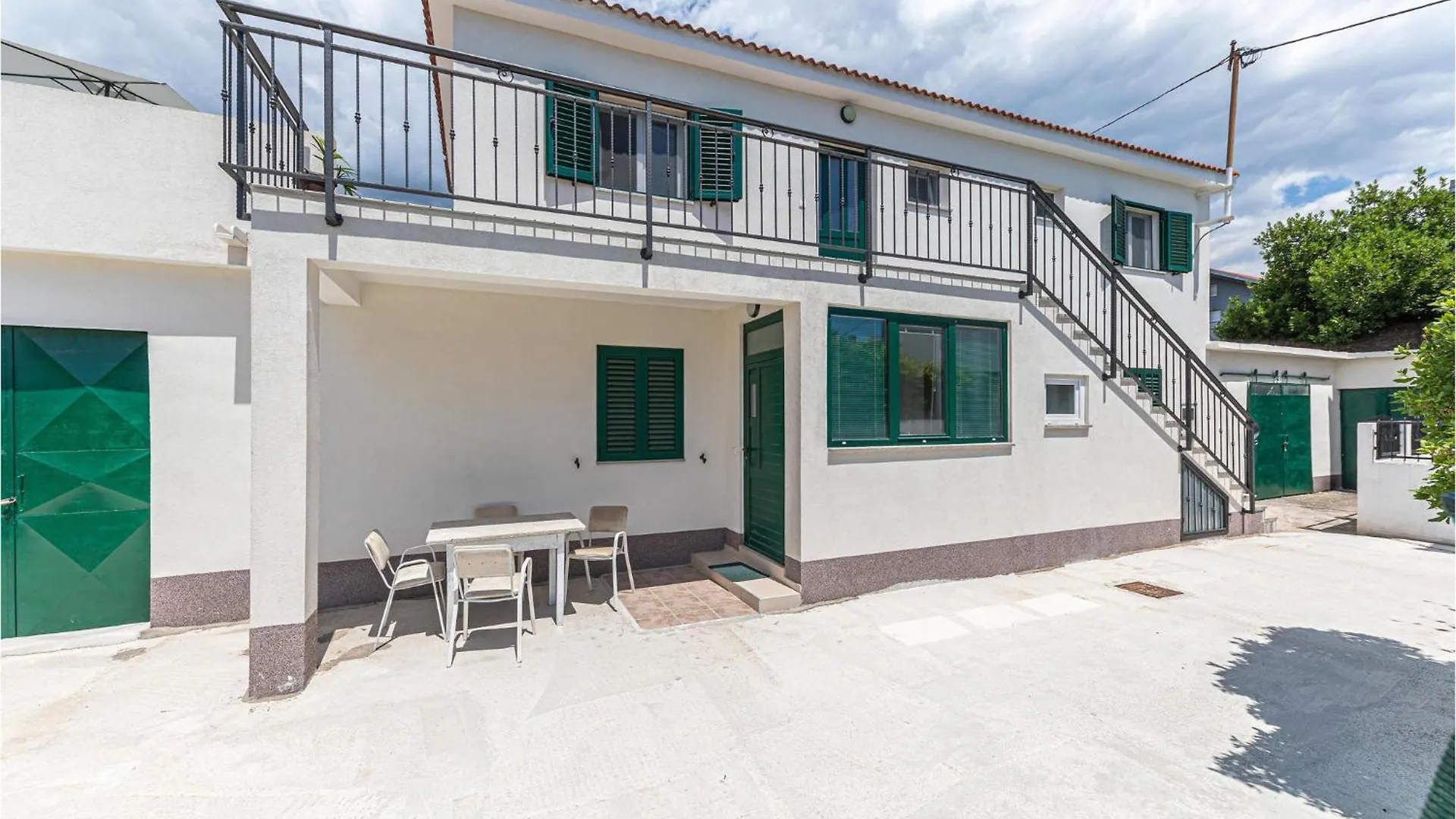 2 Bedroom Stunning Apartment In Kastel Stari Kastela